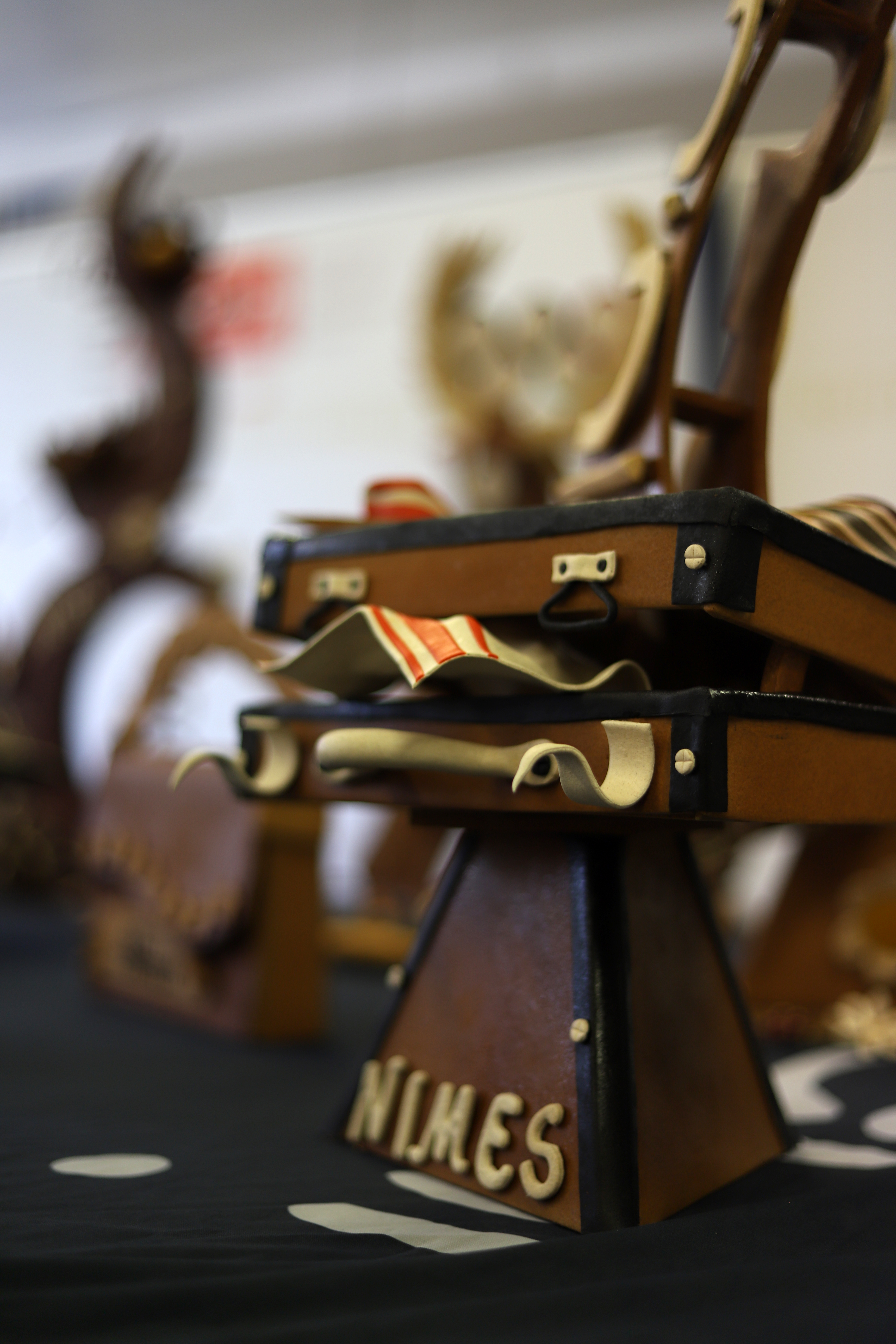 Photo au format portrait de coté d'une valise en pâte à gateau de l'INBP de Rouen