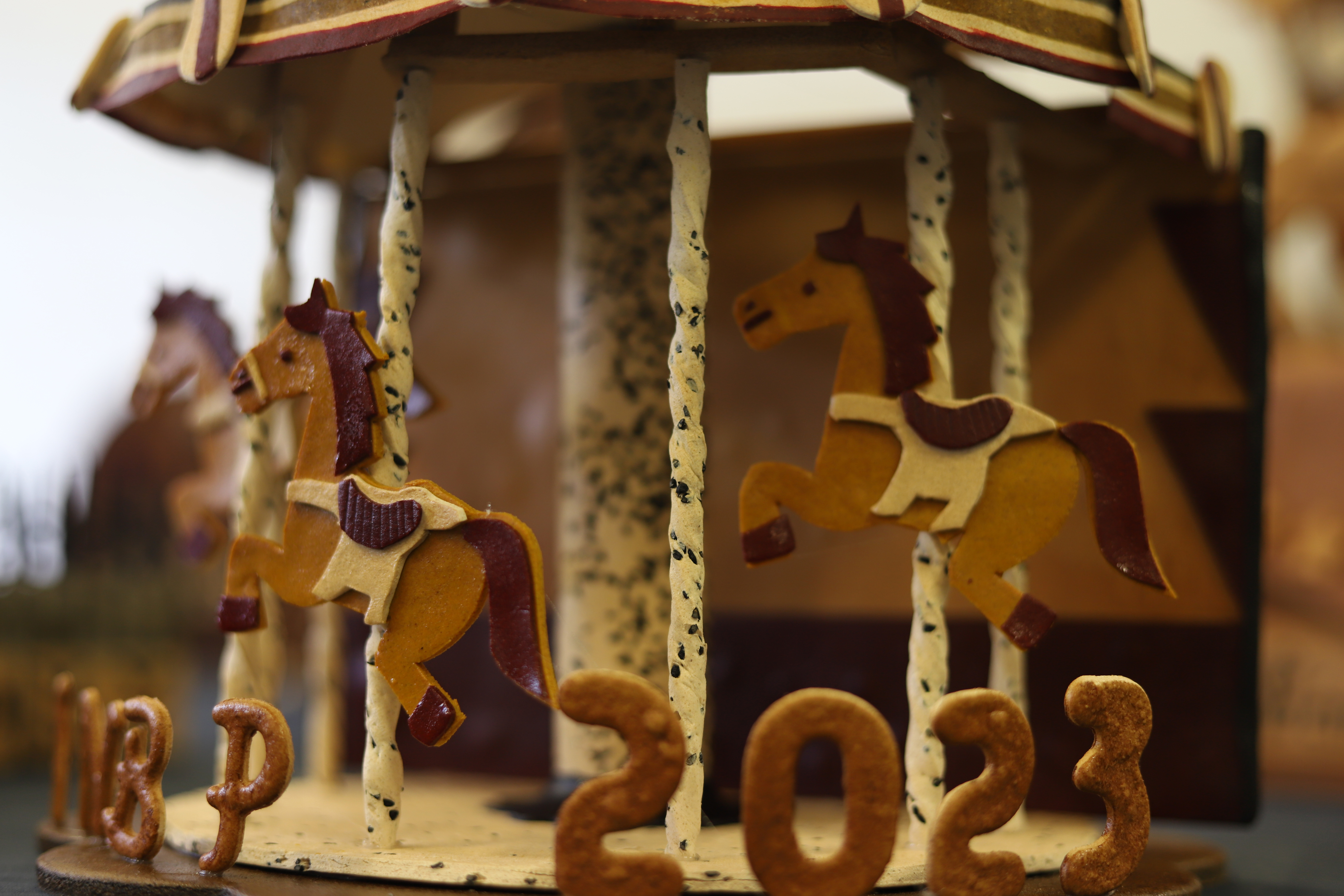 Photo au format paysage d'un manège en pâte à gateau de l'INBP de Rouen