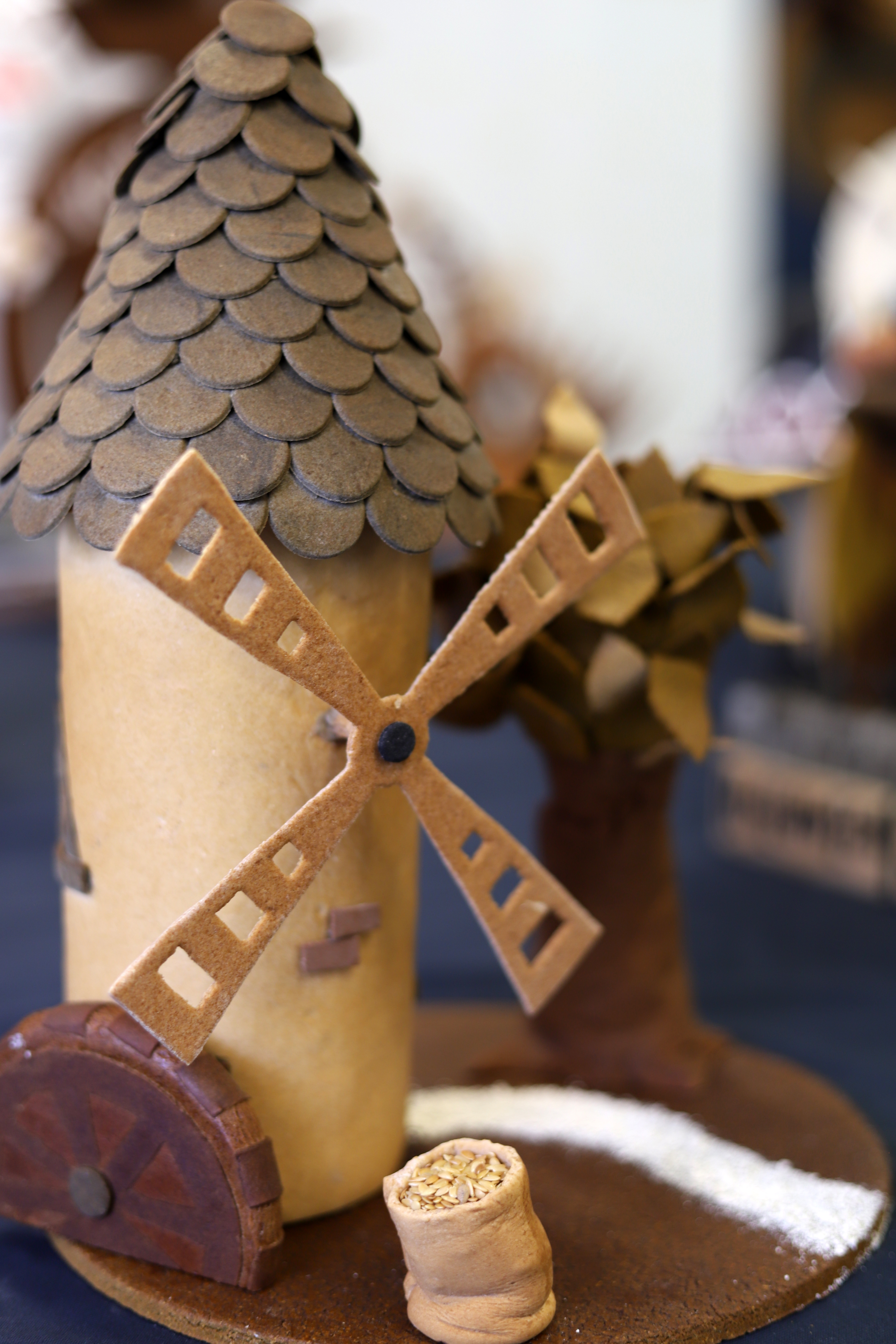 Photo au format portrait d'un moulin à vent en pâte à gateau de l'INBP de Rouen