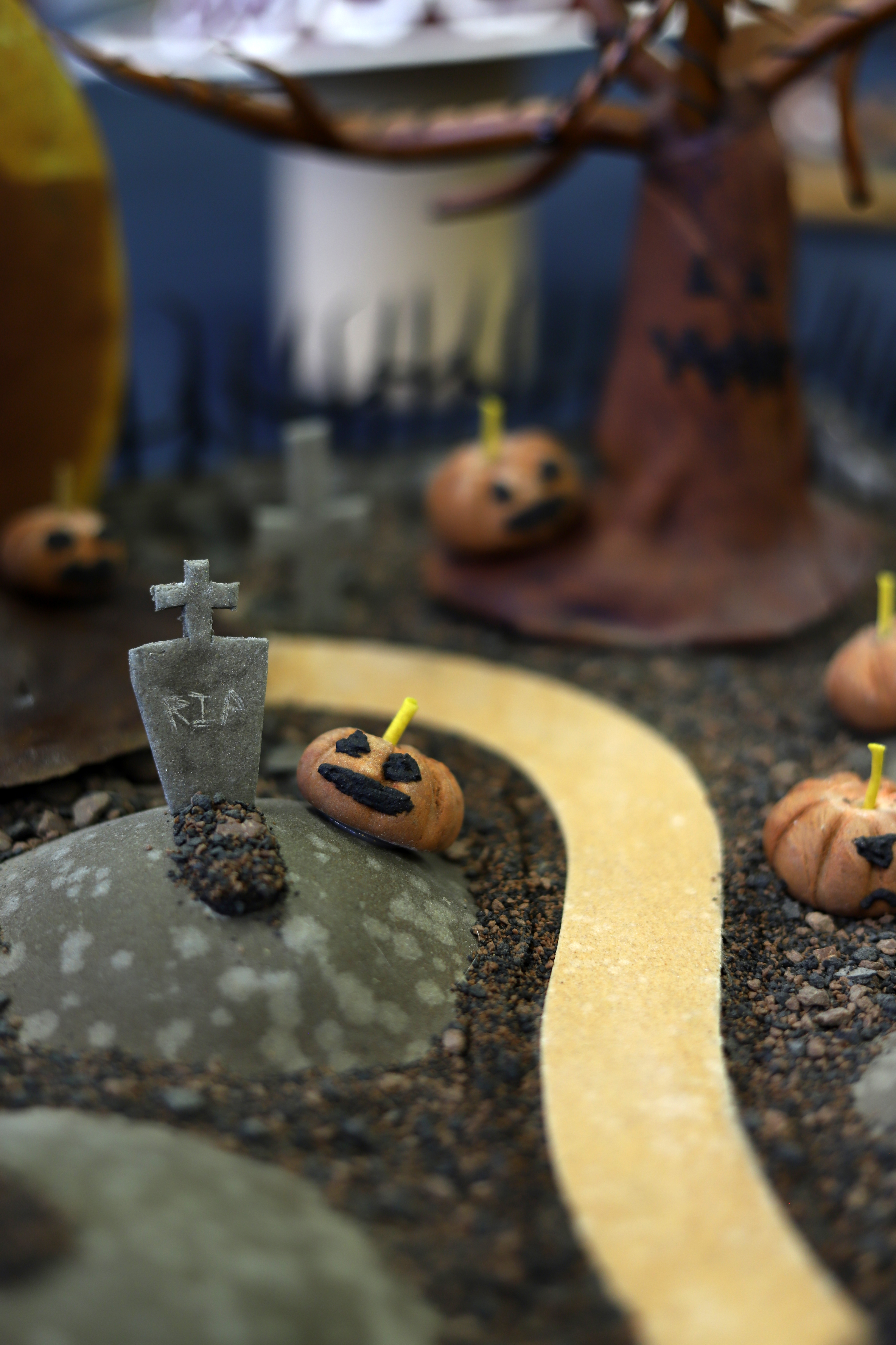 Photo au format portrait d'un cimetière avec des pierres tombale en pâte à gateau de l'INBP de Rouen