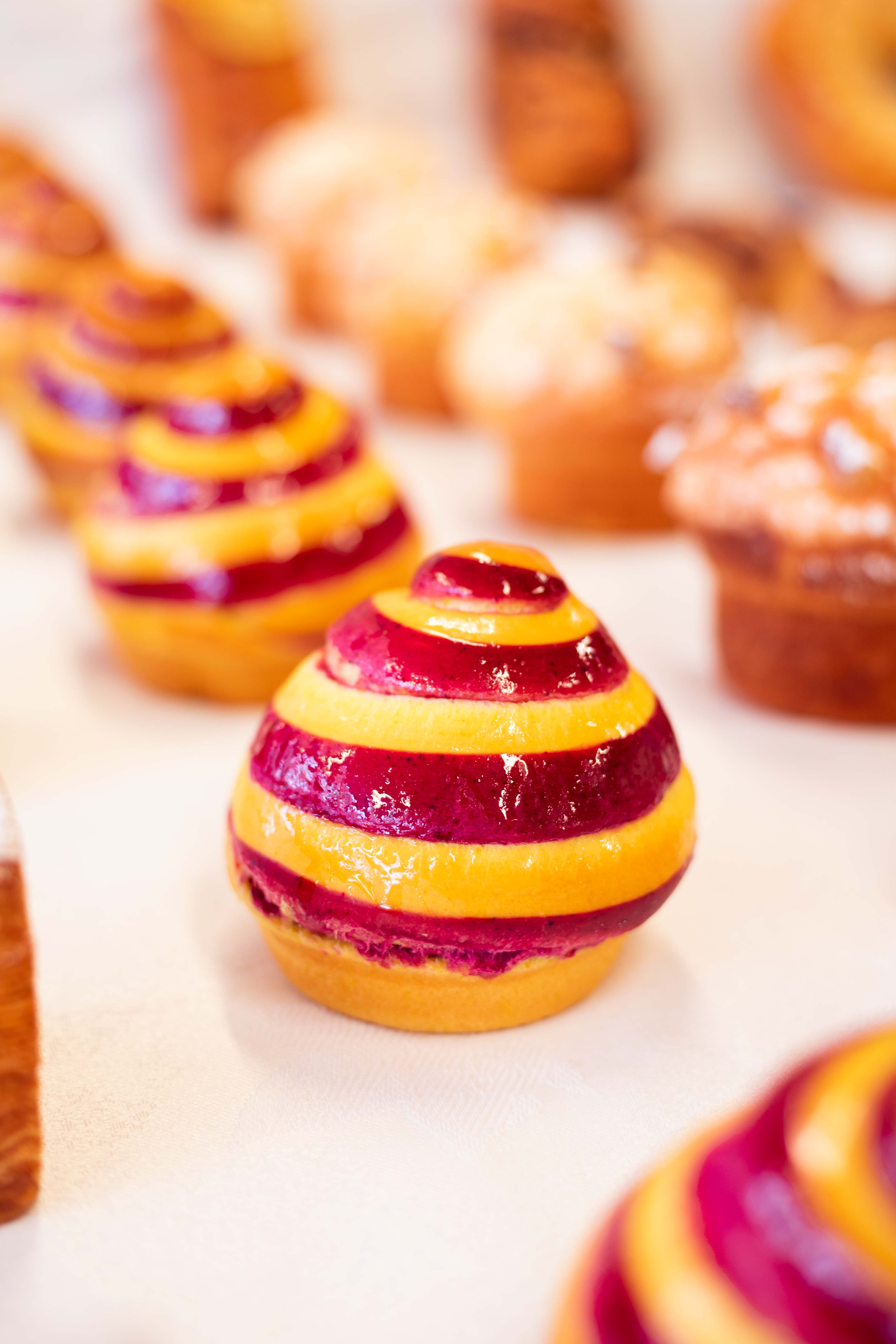 Photo au format portrait d'un gateau à la framboise créé par Olivier Magne de l'INBP de Rouen