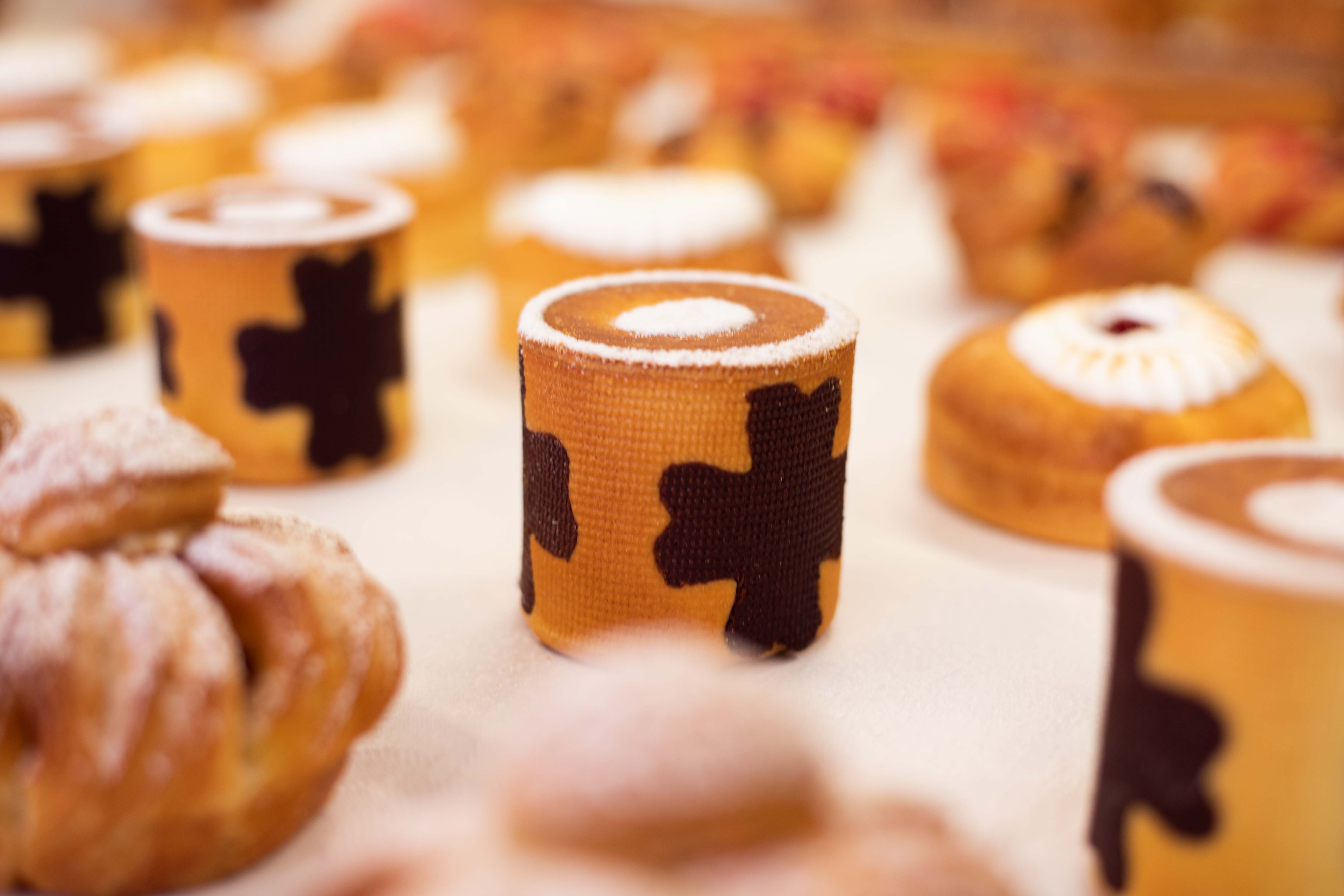 Photo au format paysage d'un gateau roulé avec un symbole de trèfle sur celui-ci créé par Olivier Magne de l'INBP de Rouen