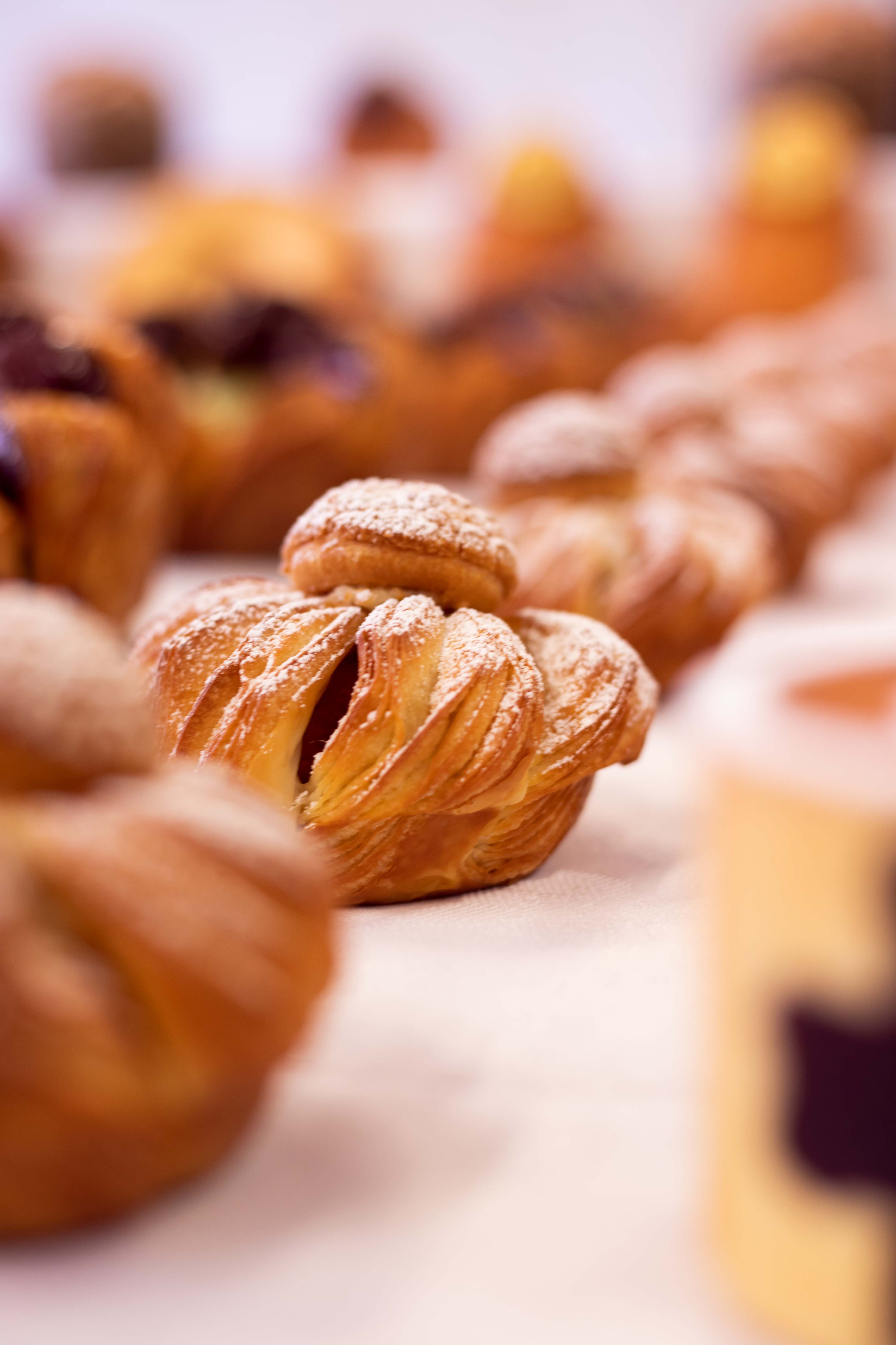 Photo au format portrait d'un gateau en forme de religieuse créé par Olivier Magne de l'INBP de Rouen