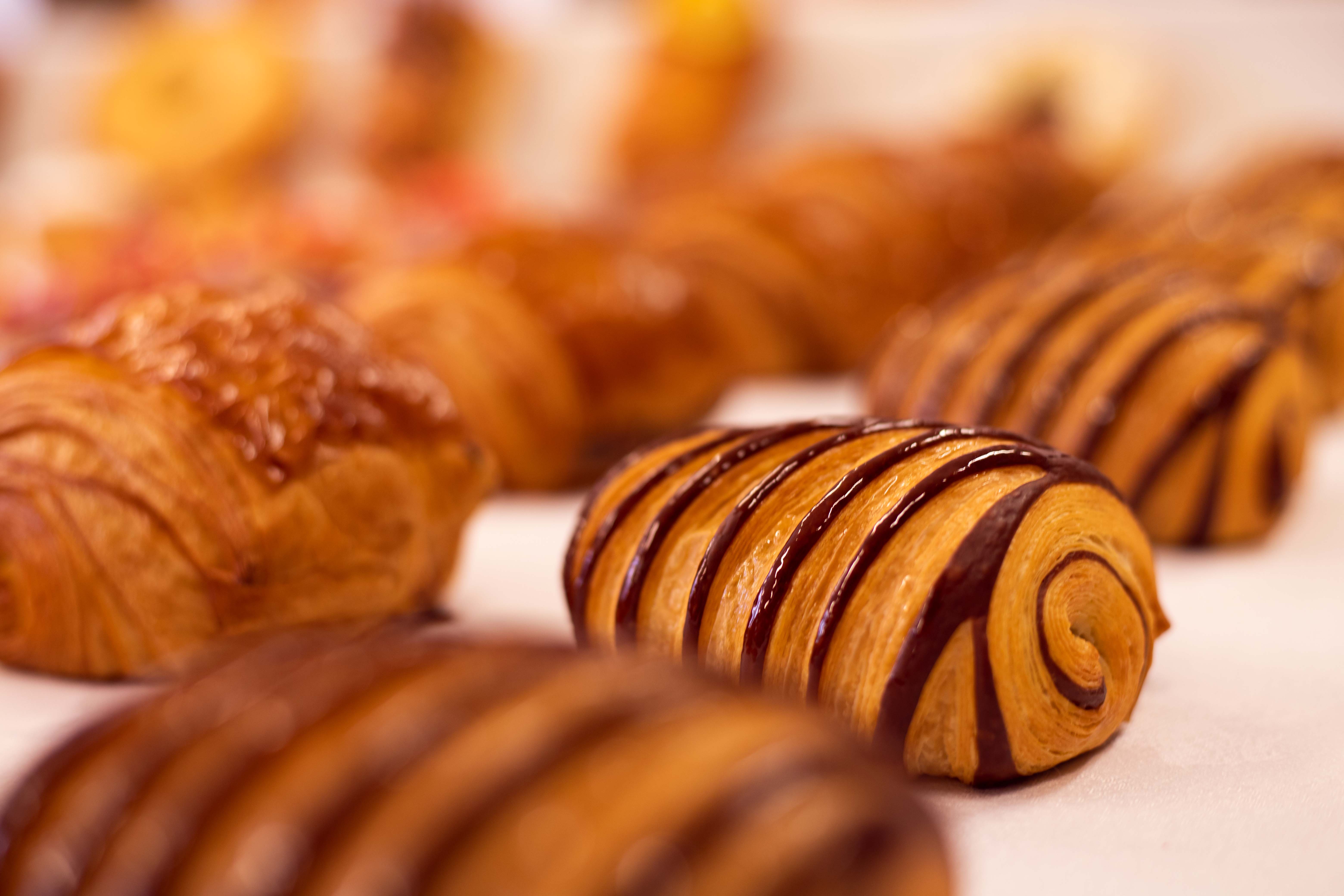 Photo au format paysage d'un pain au chocolat avec des lignes de chocolat sur celui-ci créé par Olivier Magne de l'INBP de Rouen