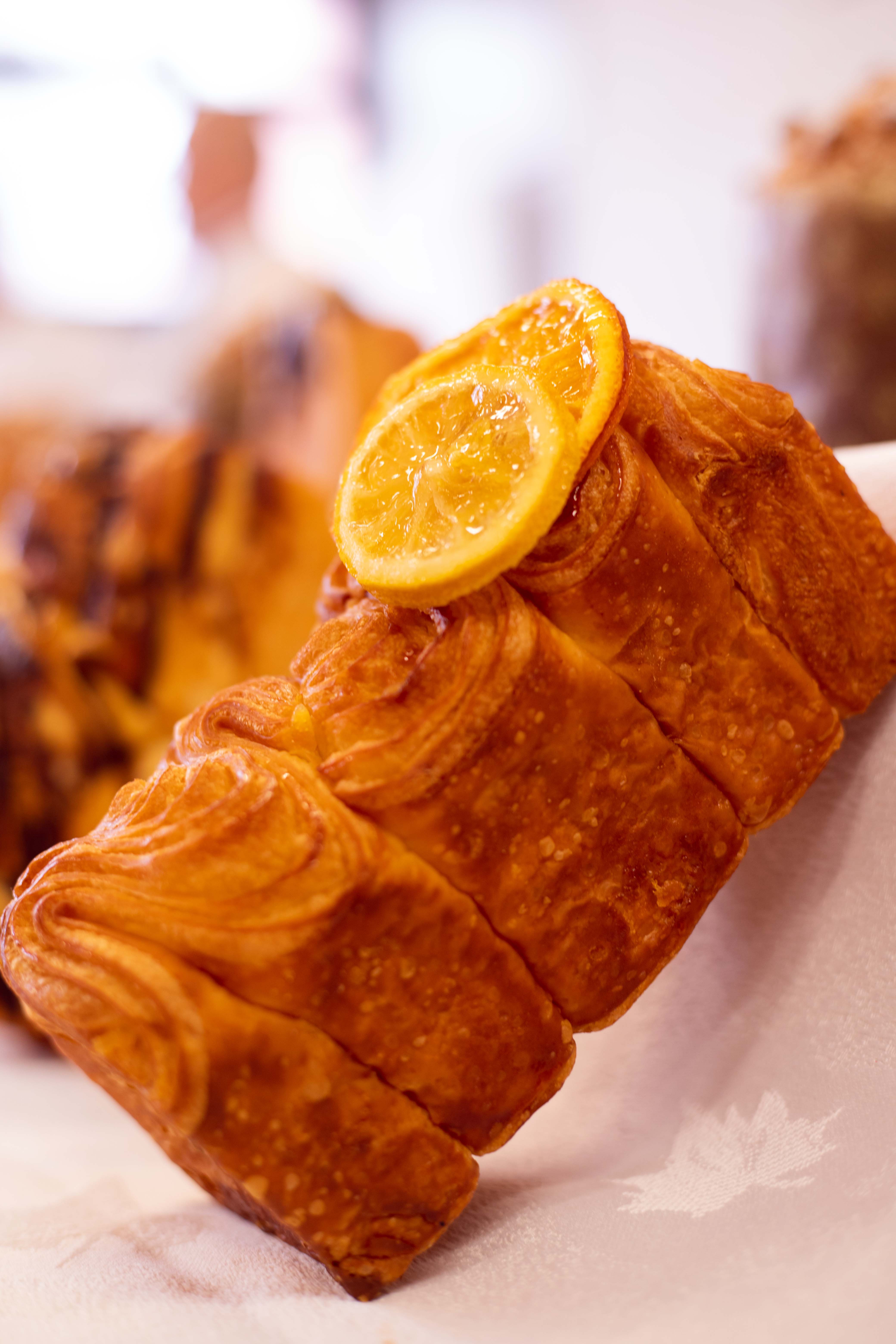 Photo au format portrait d'une brioche avec deux rondelles de citron posées sur celle-ci créé par Olivier Magne de l'INBP de Rouen