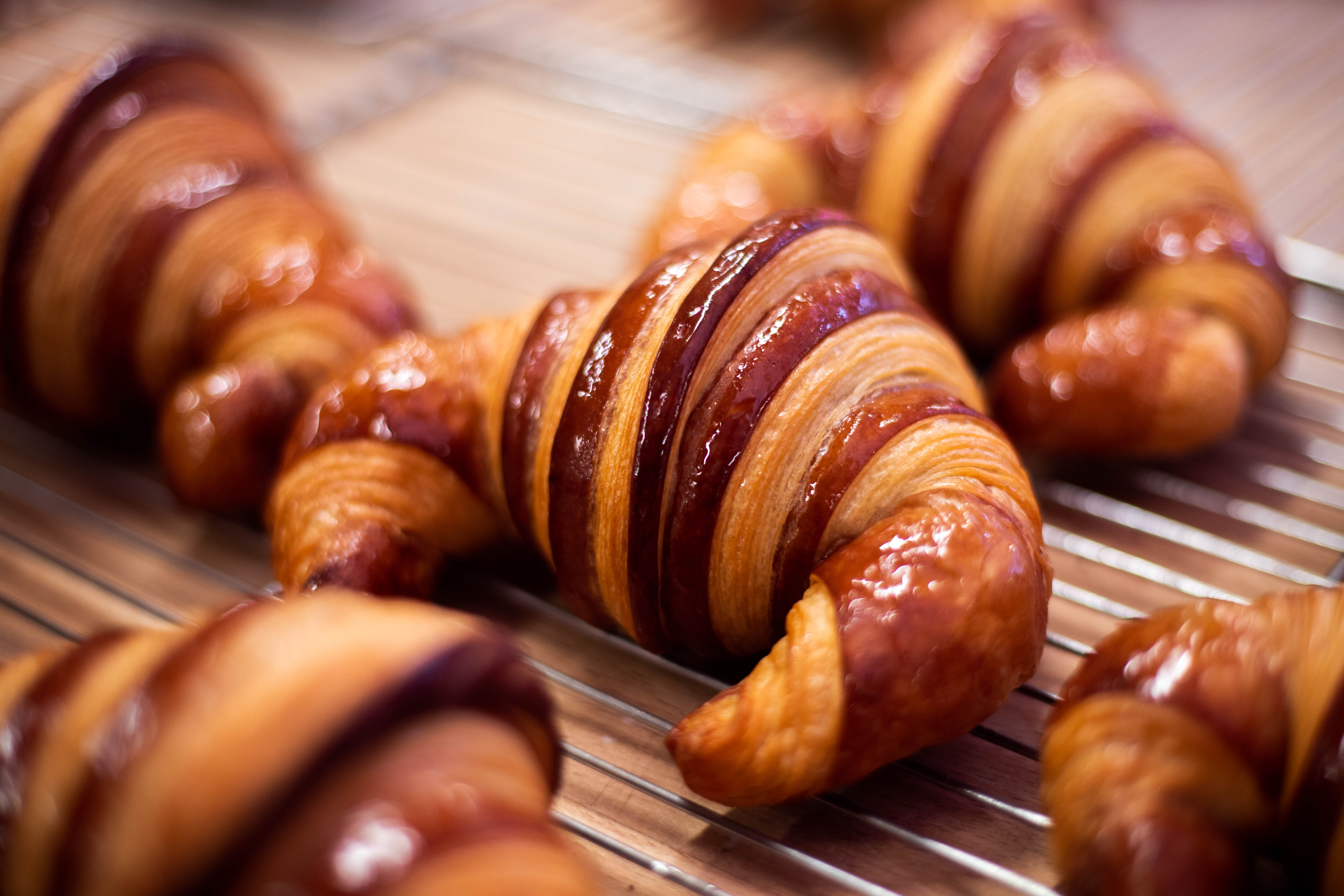 Photo au format paysage de plusieurs croissants courbés au chocolat de Olivier Doublet de l'INBP de Rouen