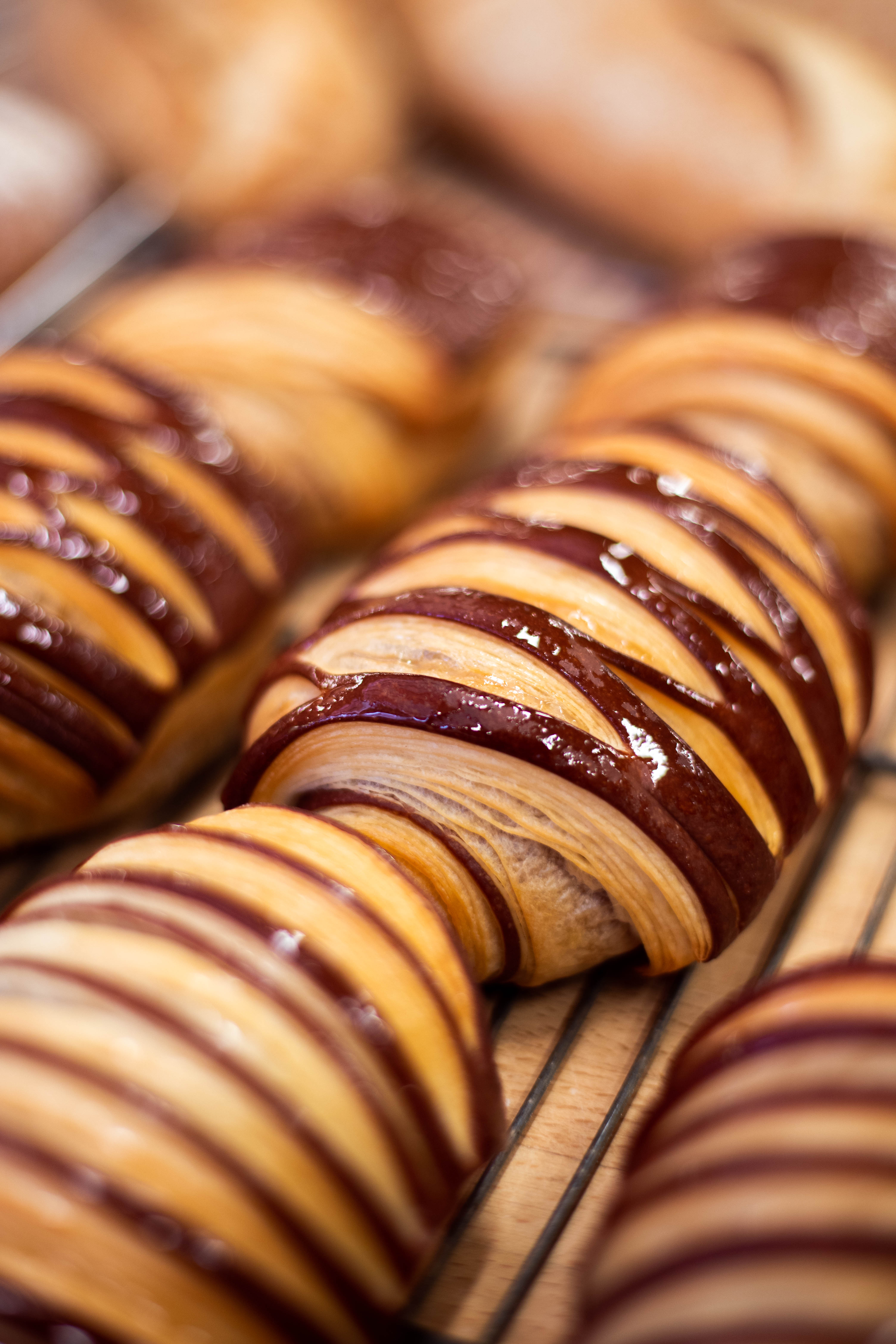 Photo au format portrait de plusieurs pain au chocolat avec des traits de chocolat sur eux de Olivier Doublet de l'INBP de Rouen