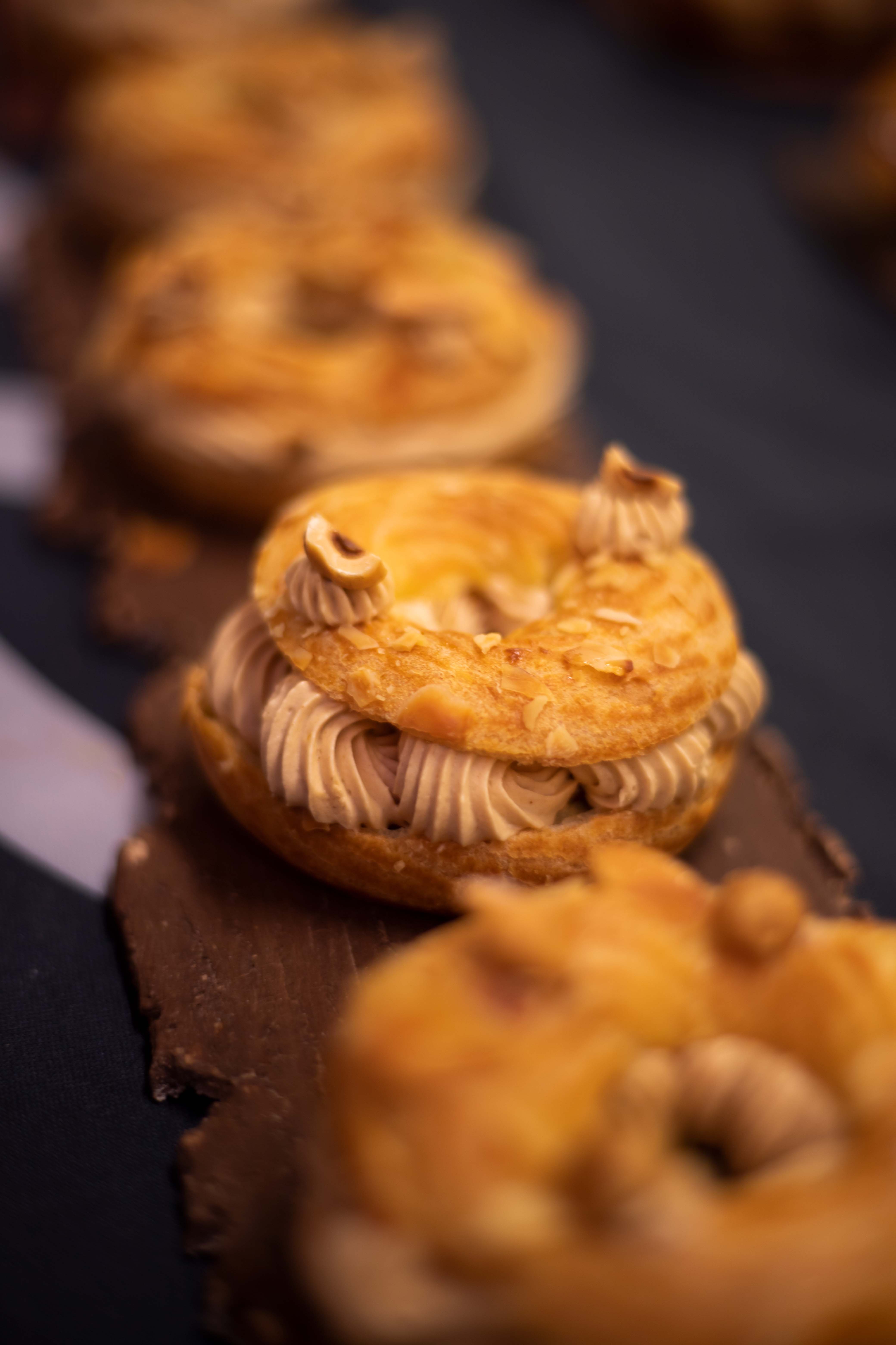 Photo au format portrait d'un mini Paris-Brest de l'INBP de Rouen