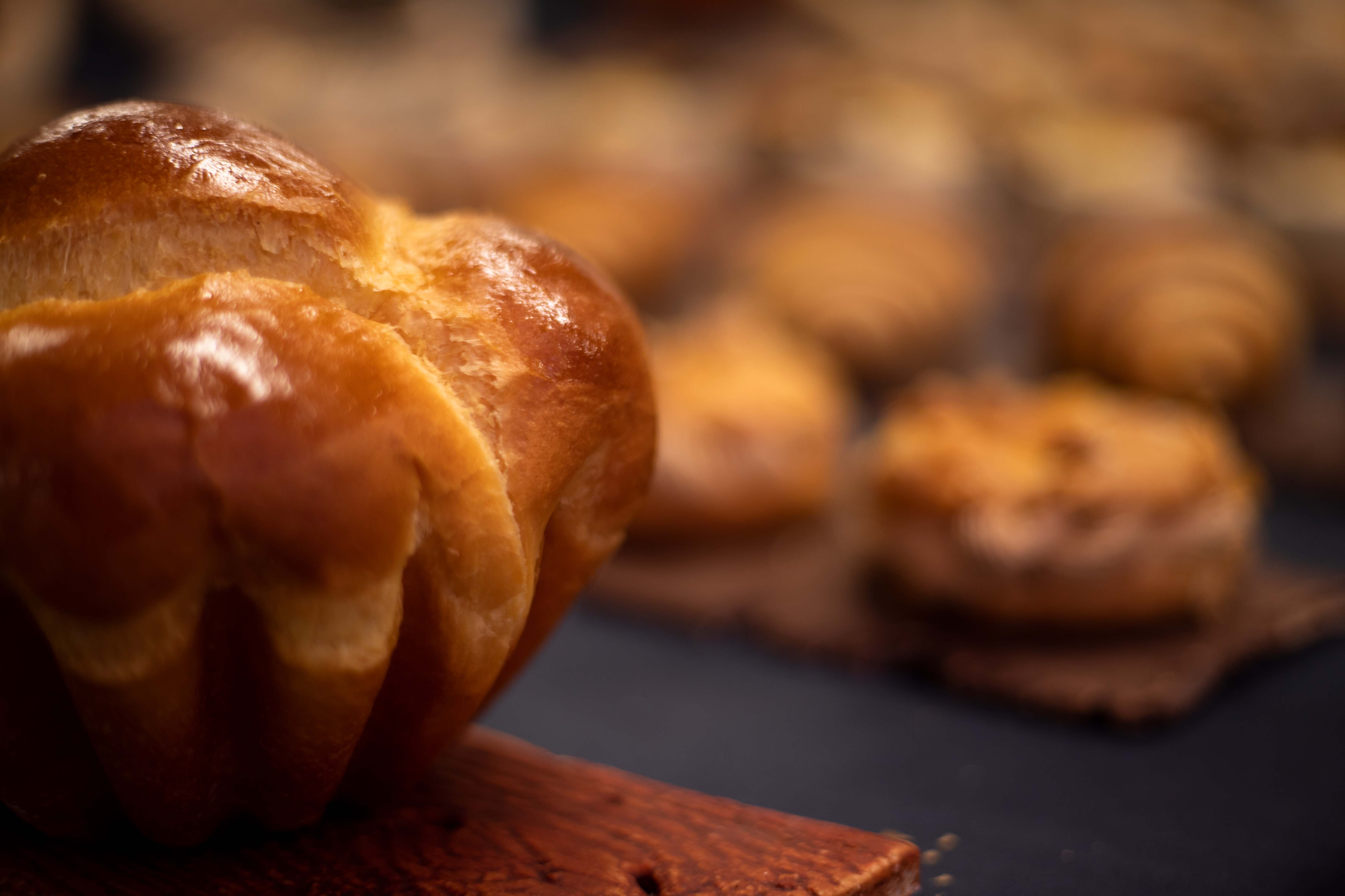 Photo au format paysage d'une brioche devant des mini Paris-Brest de l'INBP de Rouen