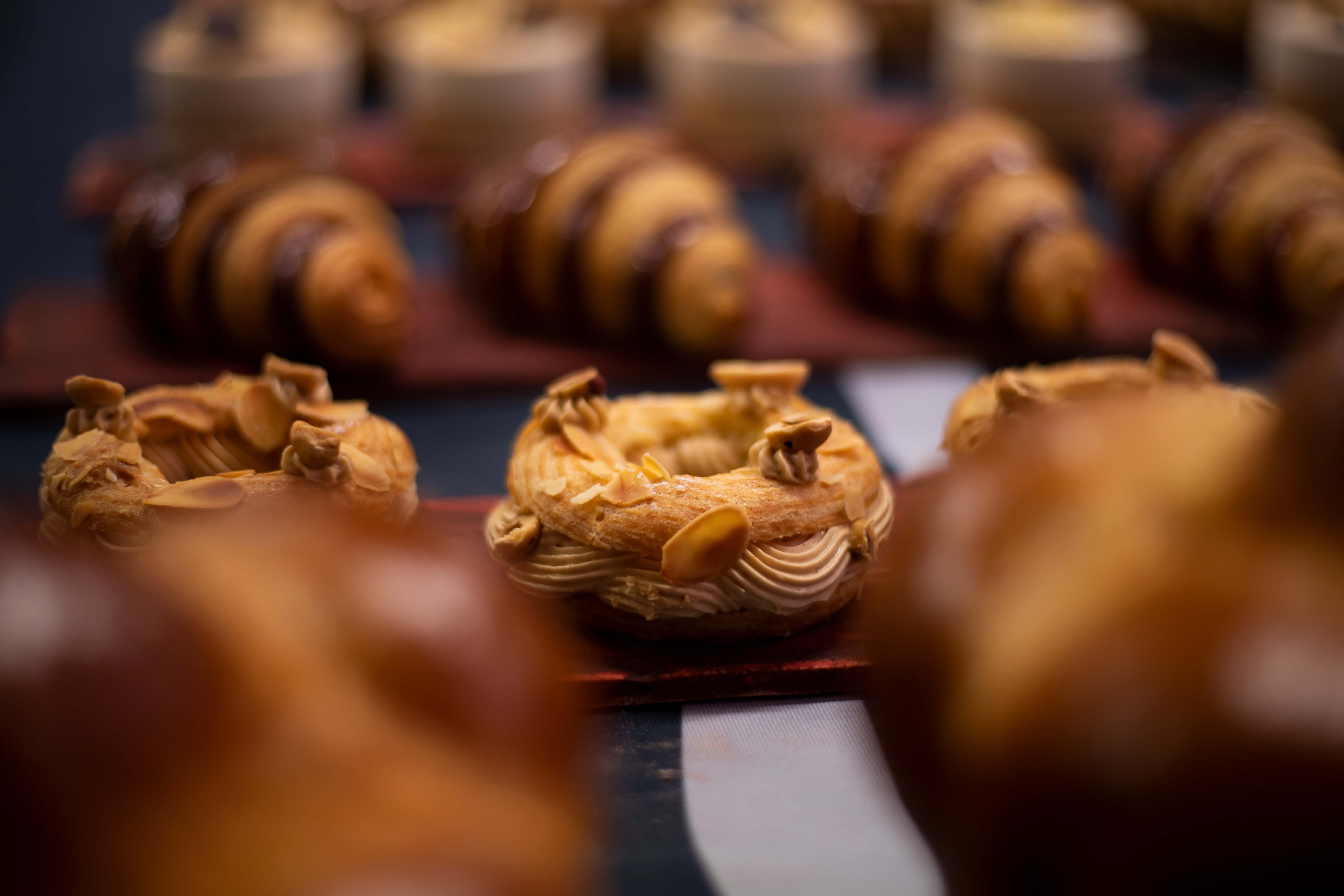 Photo au format paysage de mini Paris-Brest derrière deux brioches  de l'INBP de Rouen