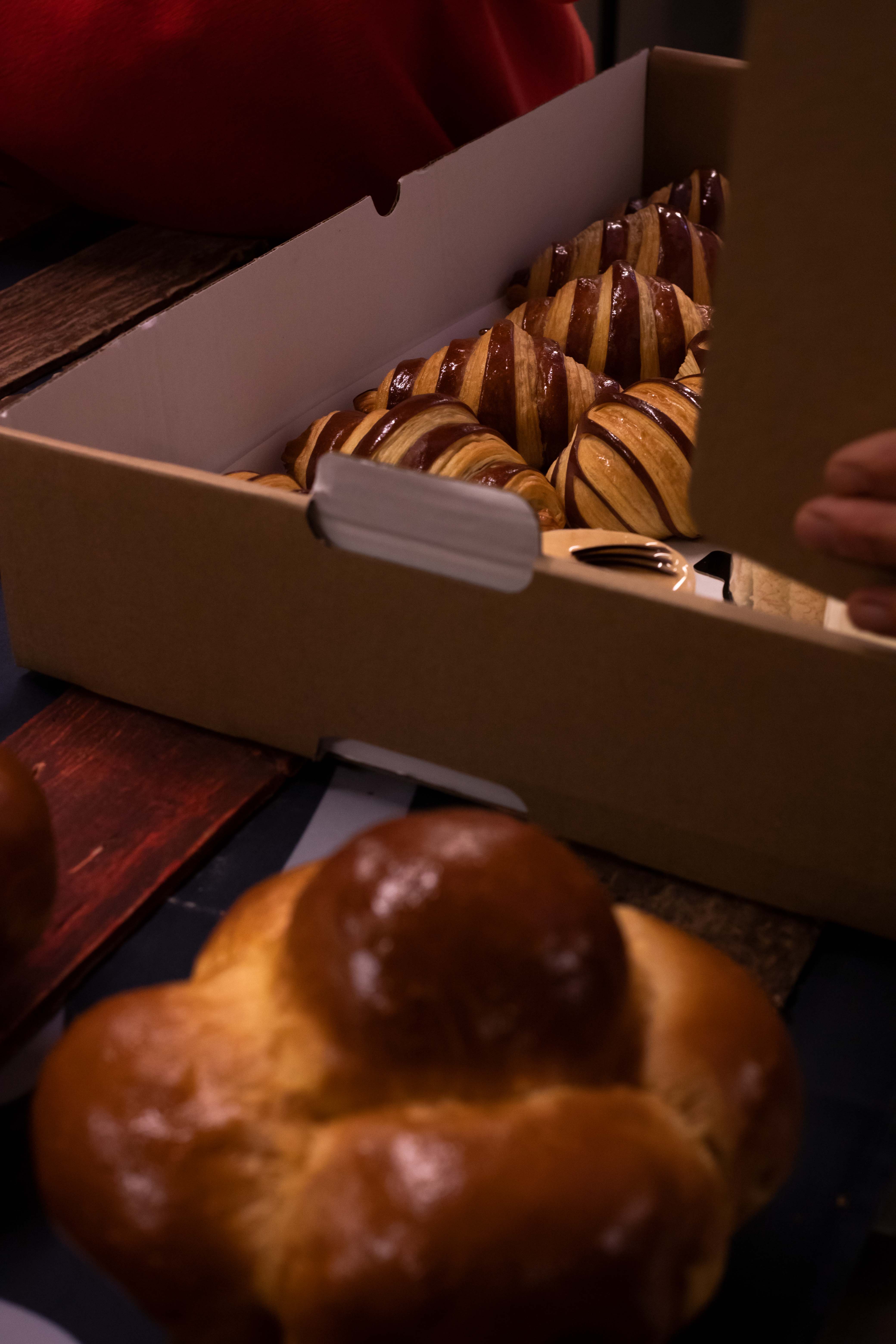 Photo au format portrait de plusieurs croissant au chocolat dans une boite en carton de l'INBP de Rouen